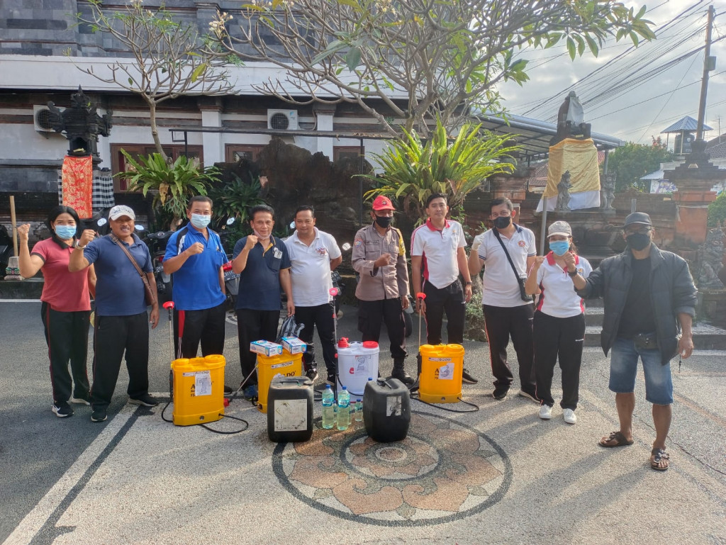 Pemerintah Desa Jagapati melakukan penyemprotan disinfektan di Fasilitas Umum